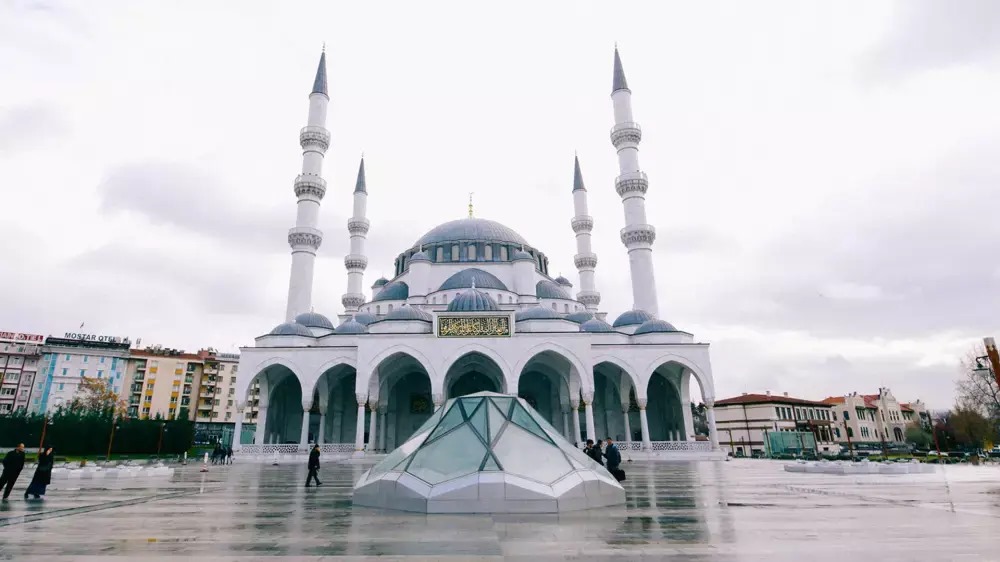 Melike Hatun Camii, Ankara Ulus'un en görkemli ibadet yerlerinden biri, Zirve Marble'ın doğal taşlarıyla tarihi ve modern dokuları bir araya getiriyor.