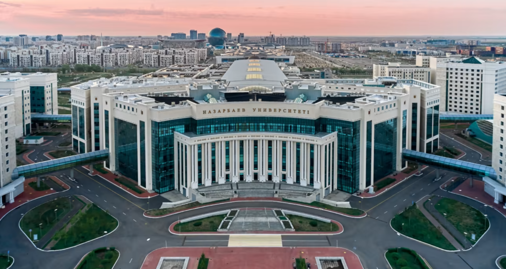 Kazakistan Nursultan Nazarbayev Üniversitesi, çağdaş tasarımı ve işlevsel mimarisiyle öne çıkan bir eğitim kurumu, Zirve Marble ürünleriyle inşa edilen prestijli projelerden biridir